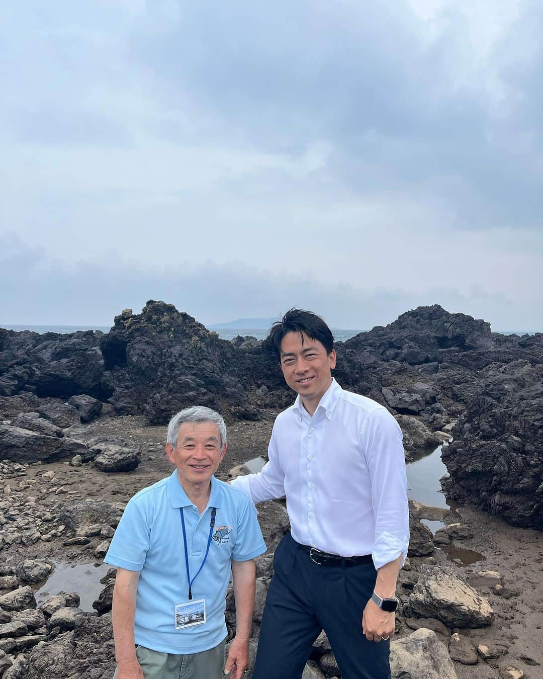 小泉進次郎さんのインスタグラム写真 - (小泉進次郎Instagram)「この素敵な笑顔！  福江島で生物保護活動を続ける古里（ふるさと）さん。なんと昔は私の地元の横須賀で勤務経験があるそうで、福江島で横須賀の話で盛り上がる展開に。  海岸のプラスチック漂着ゴミの状況や磯の生き物の様子はストーリーズをご覧ください。  #福江島 #自然保護 #生物保護 #イソアワモチ #崎山鎧瀬自然を守る会 #漂着ゴミ  #小泉進次郎」7月5日 17時48分 - shinjiro.koizumi