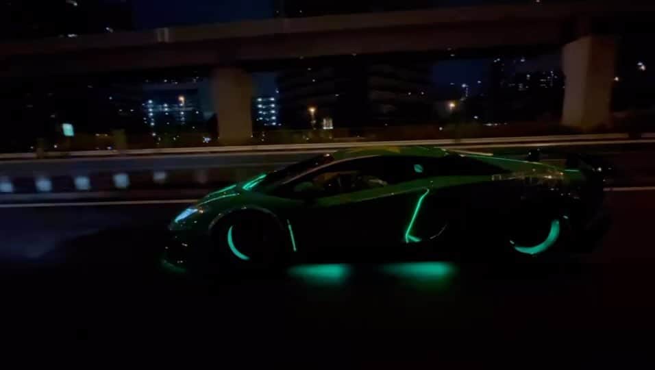 諸星伸一のインスタグラム：「このまま宇宙へ飛びたくなる🚀笑  #lamborghini #ランボルギーニ #morohoshi #諸星伸一 #fightingstar #ファイティングスター #fsbk #世界最強モロックマ #世界最強諸星一家 #諸星一家 #powercraft  #lexani #lexanijapan #rockford #tokyo #japan」