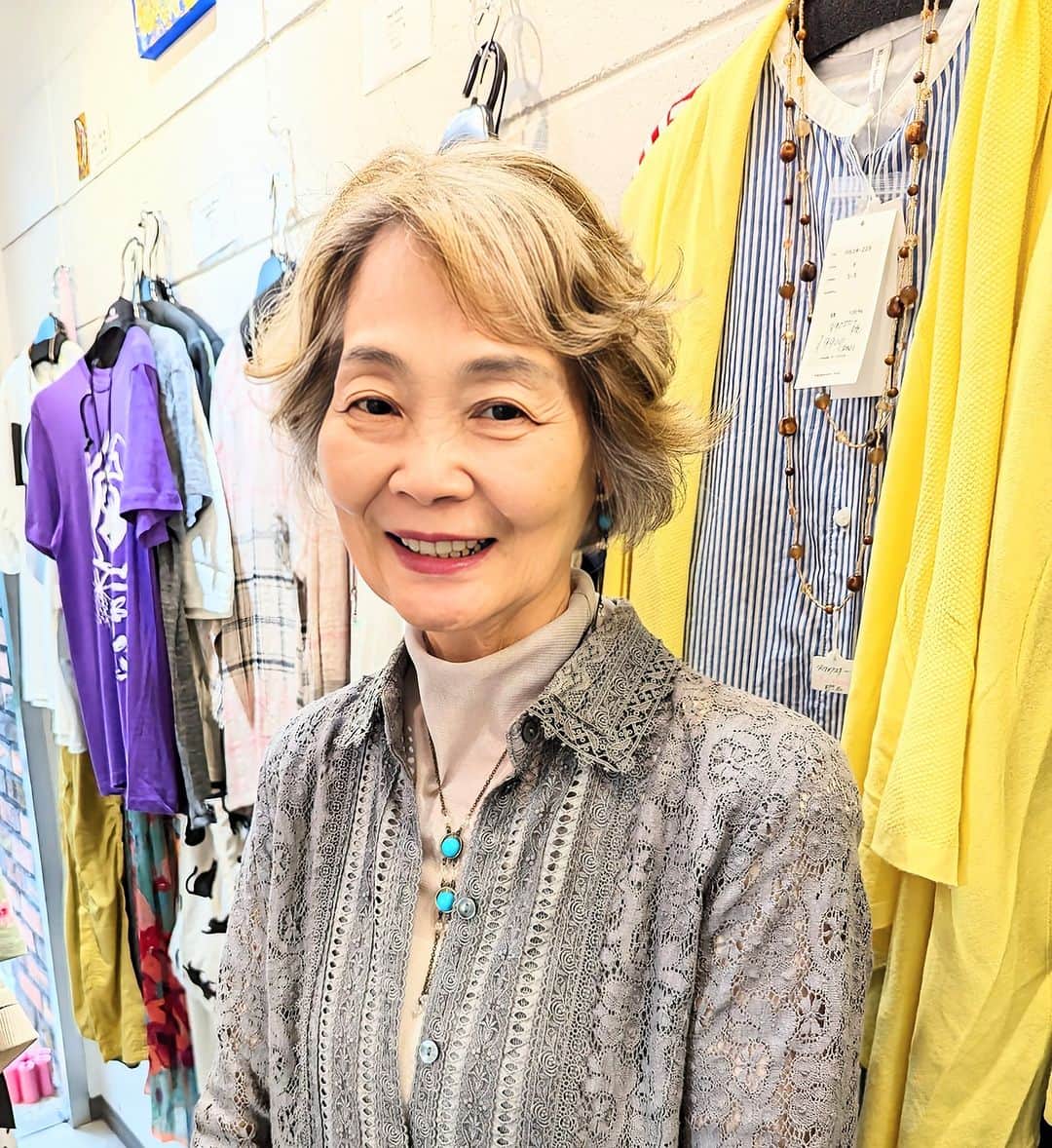 平井富子のインスタグラム：「美魔女、登場！  都内からミヨコさんが仕事帰リにお立ち寄り。  注文頂いていた、オリジナルの天然石ネックレスとイヤリングをビックアップに、、 とてもお似合いです！  明日から海外へ。このアクセサリー、きっと、大活躍しますよ。  楽しんで来て下さい～」