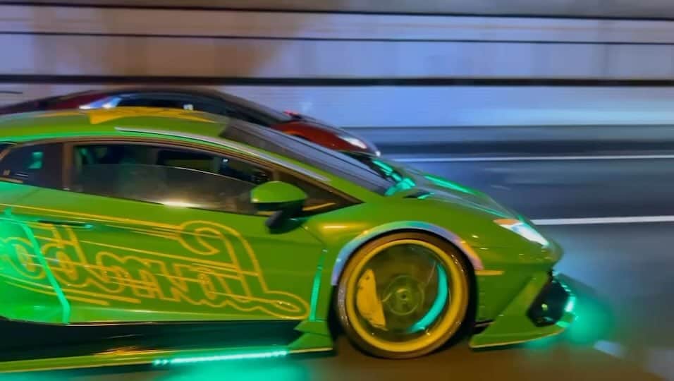 諸星伸一のインスタグラム：「⭐️アニヴェルサリオ一番星号⭐️  #lamborghini #ランボルギーニ #morohoshi #諸星伸一 #fightingstar #ファイティングスター #fsbk #世界最強モロックマ #世界最強諸星一家 #諸星一家 #powercraft  #lexani #lexanijapan #rockford #tokyo #japan」