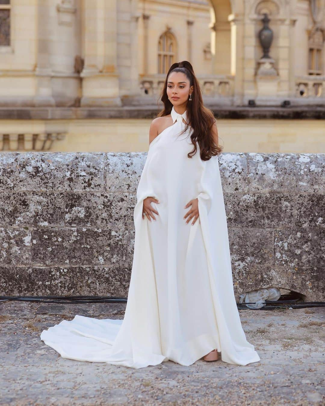 Balqees Ahmed Fathiのインスタグラム：「DREAMING with @maisonvalentino 🤍  #ValentinoUnChateau #ValentinoHauteCouture   Stylist: @cedrichaddad  Hair: @ilhammestour  Photo Credits: @karlphotography   #Balqees #بلقيس」