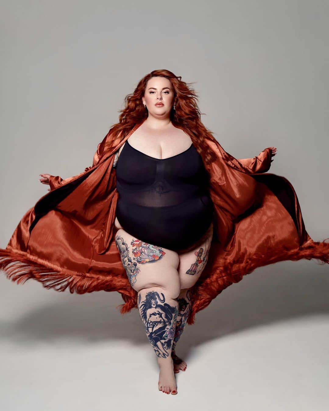 テス・ホリデーのインスタグラム：「THIRTY ATE!!!! 💁🏻‍♀️ Today is my birthday y’all!! I feel so honored & grateful to celebrate 3️⃣8️⃣ 🥳   😱I spoke at the @unitednations ! 😱I helped @hm expand their sizes to 4x in the US !! 😱I became an ordained minister & married two of my favorite humans, my family @ponyboy.us @parishelena 🥹 😱I launched my Self Love Workshop which was years in the making!  😱I got divorced!   There were SO many personal victories, & wins for the Plus Size community that I’m so honored to have been a part of. I celebrated 6 years with my amazing team @intention.team @livpeeke & am forever grateful they believe in what I’m doing more than ever! I love y’all💕 37 was also the year I said goodbye to our sister @evilpork666 a week after my birthday last year. I’m not going to lie, most of the past year was spent deeply mourning, & trying to remind myself to keep going. The gift I gained from such a tremendous loss was that life is too short to spend energy or time doing anything that doesn’t bring me joy. Time is so precious & I’ve spent so much of it worried about how people viewed me, when I could’ve spent it looking around at the love I’ve cultivated in my life & being fully present in what I’ve built. You get what you put into things, & I’ve really learned how to make some damn good lemonade 😂😉 38 is going to be such a beautiful year & the season I fully get out of my own way, out of my head & start living. I’M GONNA REALLY BE OUTSIDE! To all of you: I love you I love you I love you. If it wasn’t for each & everyone of you I wouldn’t have my beautiful life. I can’t thank you enough for being part of my journey (new & true!) & I’m so grateful to everyone who made my year so special! 💕♋️💘 If you’re out in West Hollywood tonight, don’t be shy, gimme a big gay bday hug! 🥳💕💘💕💘💕 #birthdaygirl #cancerszn  #comeonbarbieletsgoparty」