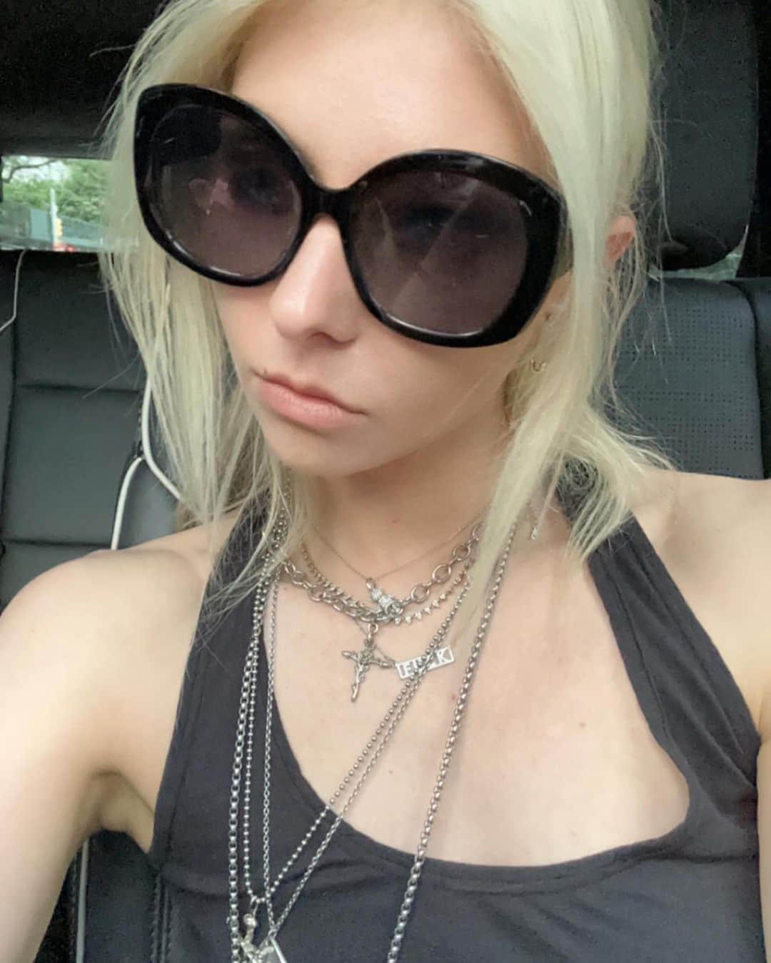 テイラー・モンセンのインスタグラム：「#lightmeupwhenimdown」