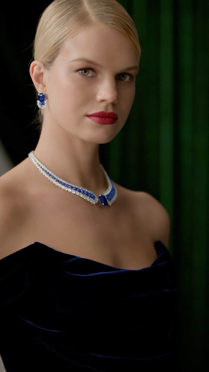 ハリー・ウィンストンのインスタグラム：「Synonymous with the Winston aesthetic, the elegant collar-style Viscountess Necklace seemingly floats upon the wearer’s neck because of its near-invisible metalwork—highlighting the astonishing beauty of each individual sapphire and diamond. Adorn yourself in one-of-a-kind high jewelry masterpieces fit for royalty—link in bio. #HarryWinston #WinstonHighJewelry」