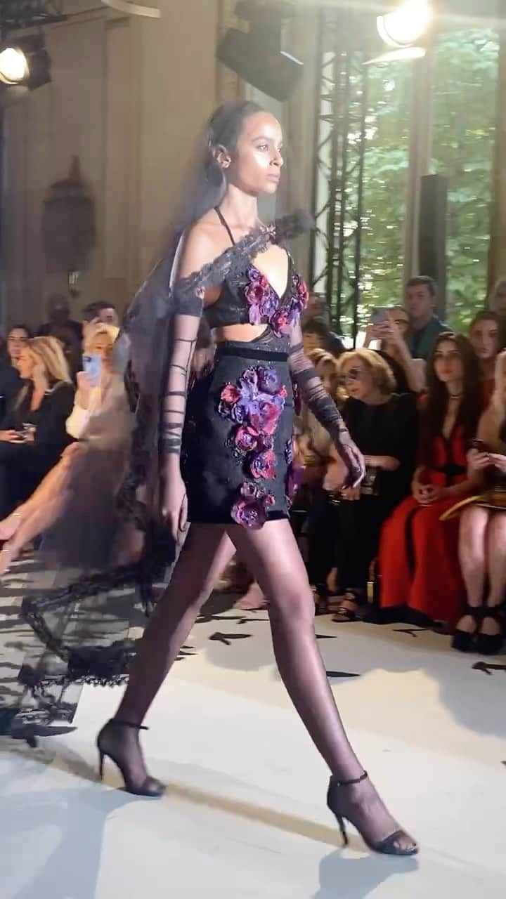 Vogue Españaのインスタグラム：「Velos, encajes, tejidos vaporosos… Los vestidos de noche más epatantes están en la Alta Costura de @zuhairmuradofficial」