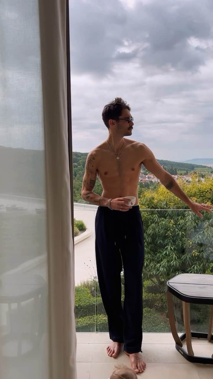 NICOLAS SIMOESのインスタグラム：「Started this post-wedding weekend with a view and a lovely intruder 🤭🤍」