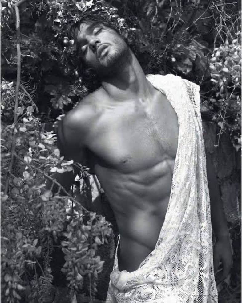 マーロン・テシェイラのインスタグラム：「An artist never dies as long as his art lives in ours hearts. ❤️‍🔥  MICHAEL ROBERTS. 🙌🙏🙌  Some beautiful memories from my first time in the enchanting Sicilian city of Taormina.  Was Easter time when I had the honour to shoot with MICHAEL ROBERTS AND @izabelgoulart by @monica_pillosio at this magical place.  #GoodMemories ✨🍀💫  Um artista nunca morre enquanto sua arte vive em nossos corações.  MICHAEL ROBERTS. 🙌🙏🙌  Algumas lindas lembranças da minha primeira vez na encantadora cidade Siciliana de Taormina.   Era Páscoa quando tive a honra de fotografar com o incrível MICHAEL ROBERTS & @izabelgoulart por @monica_pillosio nesse lugar mágico.  —- 🎩…Peace&Light…♻️ —-  #Tbt #MichaelRoberts #Taormina #Italy #GoodMemories #GoodVibesOnly」