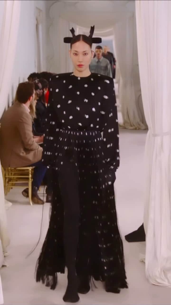 パク ・スジュのインスタグラム：「@balenciaga 52nd Haute Couture Collection 🖤🦌」