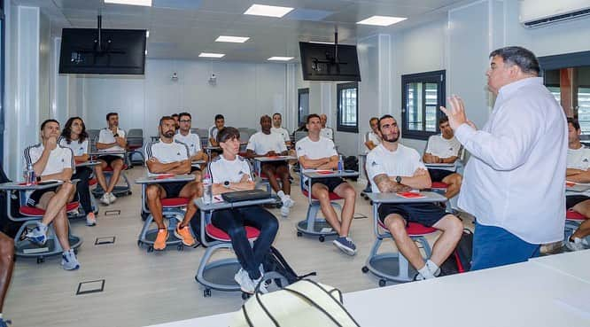 ホセ・マヌエル・フローレス・モレノのインスタグラム：「Comenzamos !! ✅  Curso de entrenadores UEFA PRO 2023/2024 📚.  @sefutbol @rfef @formacionrfef   #FútbolComoFormaDeVida」