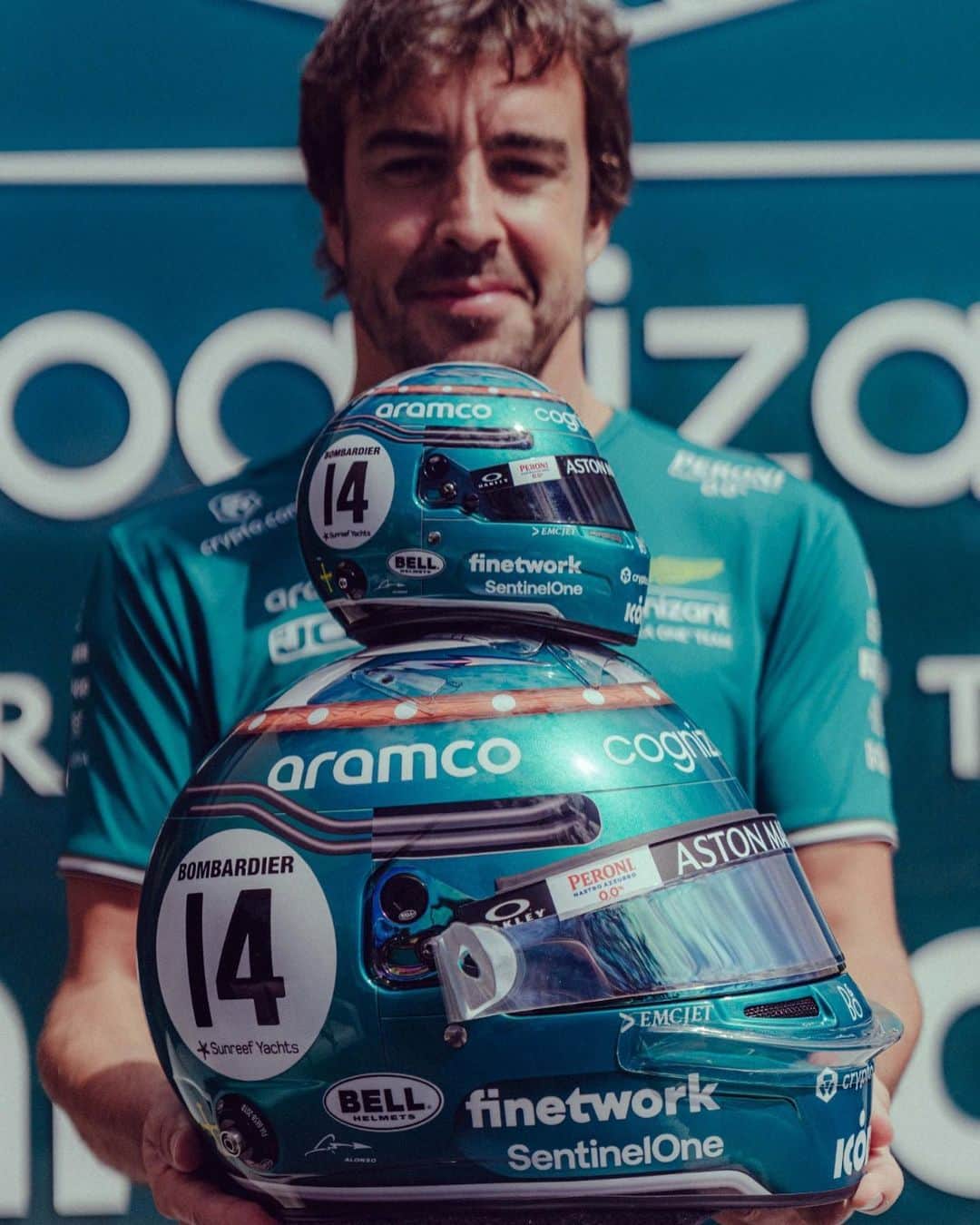 フェルナンド・アロンソのインスタグラム：「Special helmet ↔️ Special race. Home Grand Prix for @astonmartinf1 . #f1 #silverstone #astonmartin @bellracinghq」