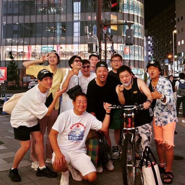 松谷賢示のインスタグラム：「結構な大人が集って記念写真。半グレ集団に見えて草 . #誕生日 #誕生日会 #菊池 #元ギンナナ #焼肉 #パーティー #新宿 #ほぼほぼ #芸人 #桑田佳祐 の #ものまね する #ケイスケ さん #どこに居るでしょう #ケンBOY」