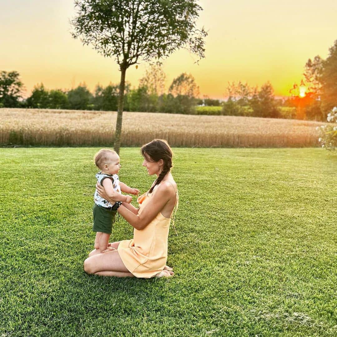 カロル・ブレッサヌッティのインスタグラム：「Life with you 🥰💚 - - - #mybaby #littleboy #loveu #momslife #bestlife #summerdays #sunset」