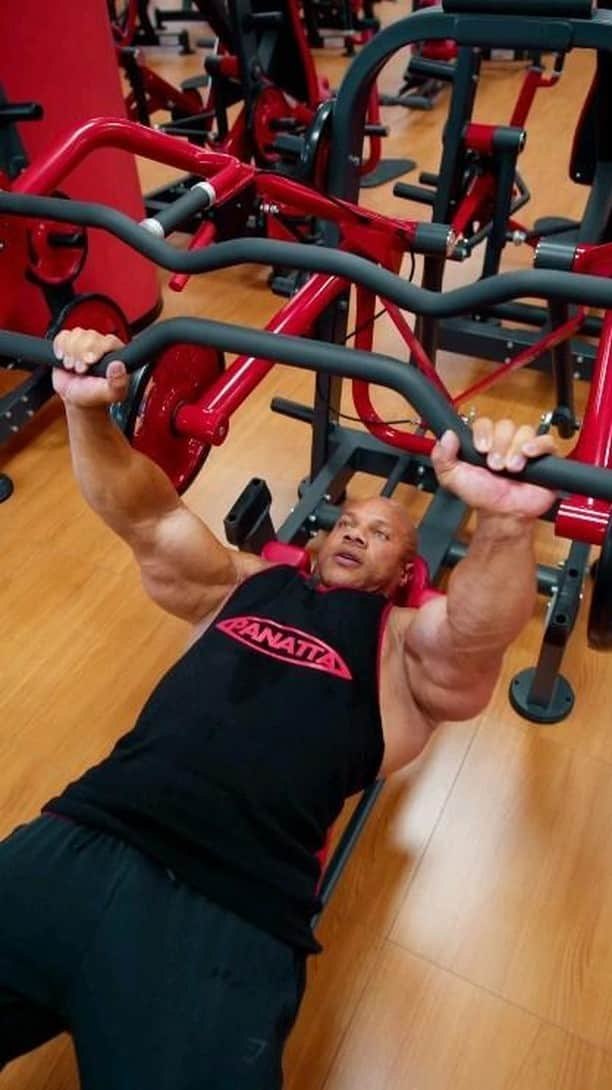 Phil Heathのインスタグラム：「Panatta Super Horizontal Multi Press An amazing equipment for chest and triceps workout 🔥 Approved by @philheath 7x Mr Olympia 🔥  Panatta Super Horizonatal Multi Press Un macchinario unico per allenare  petto e tricipiti 🔥 Parola di @philheath 7x Mr Olympia. 🔥  #panatta #panattapassion #brandnew #bodybuildingpassion #bodybuildingmotivation #mrolympia #philheath #supercars #chestworkout #tricepsworkout #chest #triceps #strengthtraining #plateloaded #madeinitaly」