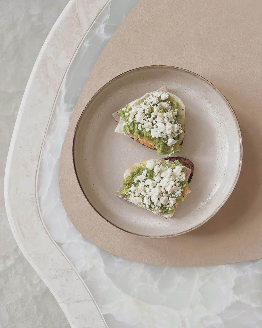 Anna Nyströmのインスタグラム：「Recent food pictures of some home cooked meals 🥑 Which one would you choose? 🙊  1. Avocado toast  2. Chicken pasta with mushrooms, peppers and spinach  3. Scampi salad with feta cheese, chili and garlic 4. Toast with turkey, sun dried tomatoes, feta cheese, spinach  5. Caesar salad  6. Pizza from leftover tacos  💚」
