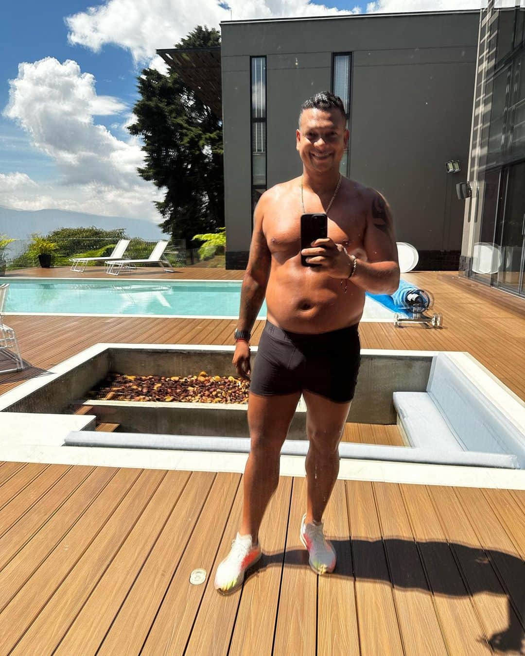フレディ・グアリンのインスタグラム：「NO TENGAS MIEDO AL QUE DIRÁN, TÉNGALE MIEDO A DEJARSE LLEVAR POR ALGUNA PARTE DE ESTA SOCIEDAD QUE LO QUE QUIERE ES VERTE MAL.. SI USTED SE CAE 1000 VECES PUES 1001 SE LEVANTA.. SOMOS OBRAS DE DIOS, NO DUDES QUE EL TIENE PROYECTOS MARAVILLOSOS PARA TODOS NOSOTROS.. #elguarodelagente  DIOS LOS BENDIGA MI GENTE」