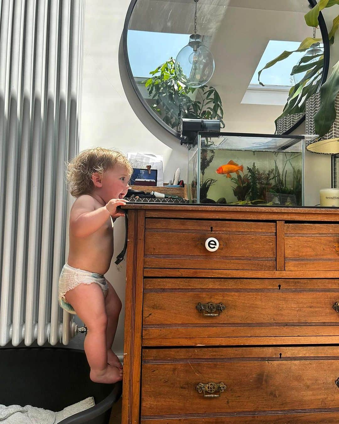 ヘレン・スケルトンのインスタグラム：「Sums. Her. Up. Pray for Kevin 🐠 @ericmcfarlanduk #babygirl #wildchild #thirdchild」