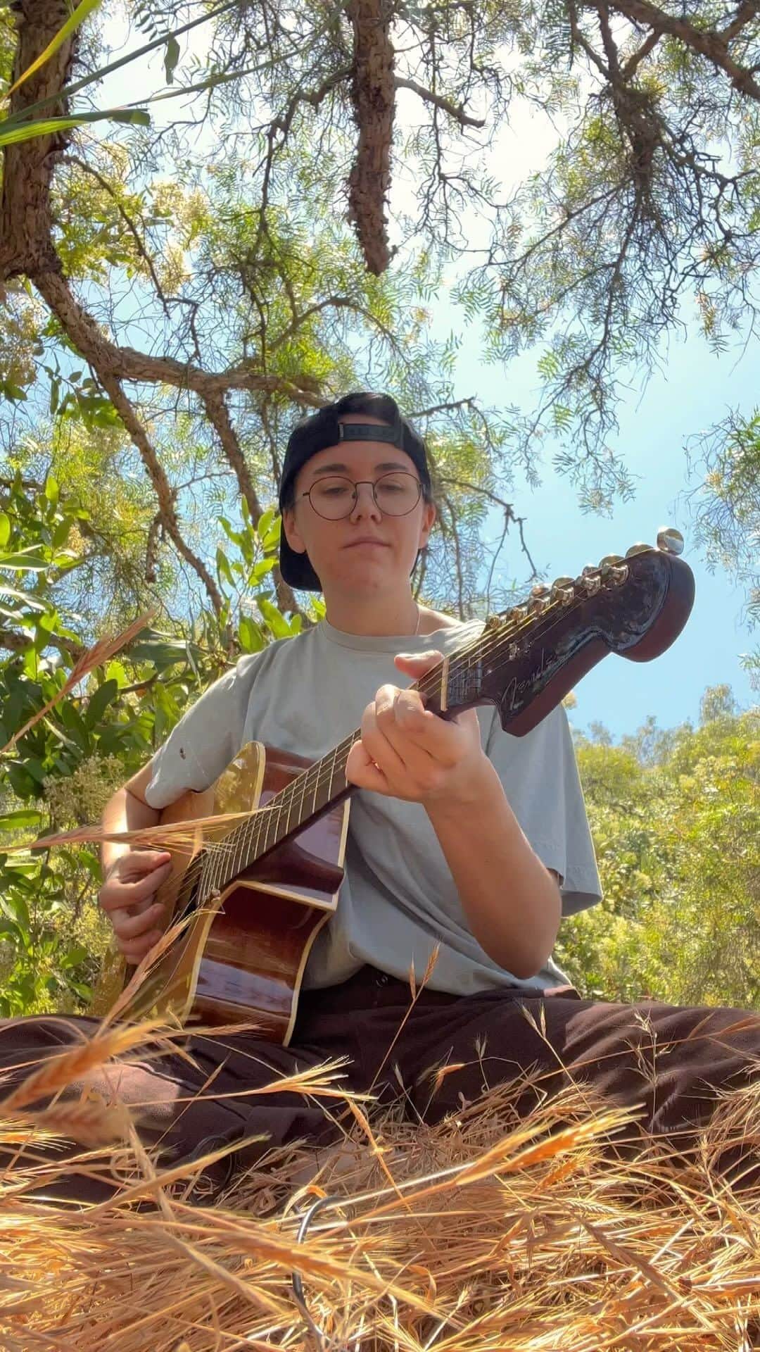 Fender Guitarのインスタグラム：「@madivanwell is bringing all the summer vibes. ☀️ Get this Redondo Player Acoustic and more for 20% off during our Fender Days sale at the link in bio.」