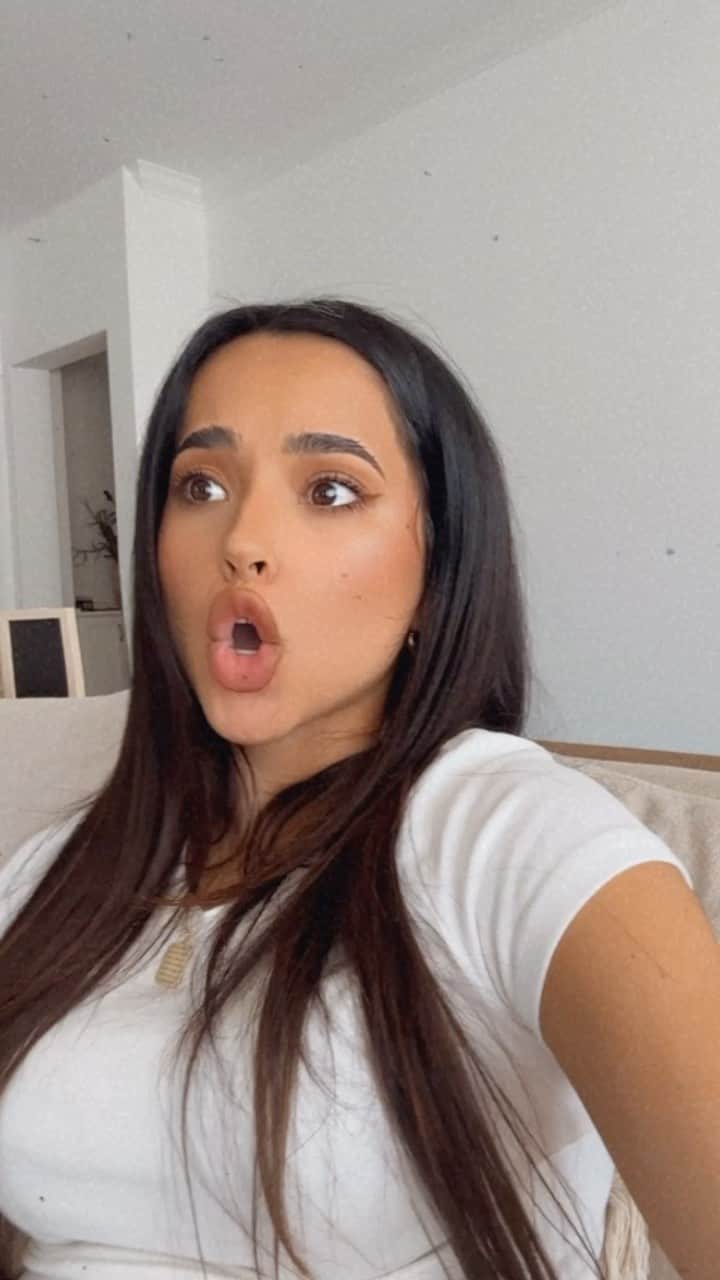 ベッキーGのインスタグラム：「Yo cuándo pienso que mi español está mejorando 😂 🤷🏻‍♀️ POCHA POWER BABY」