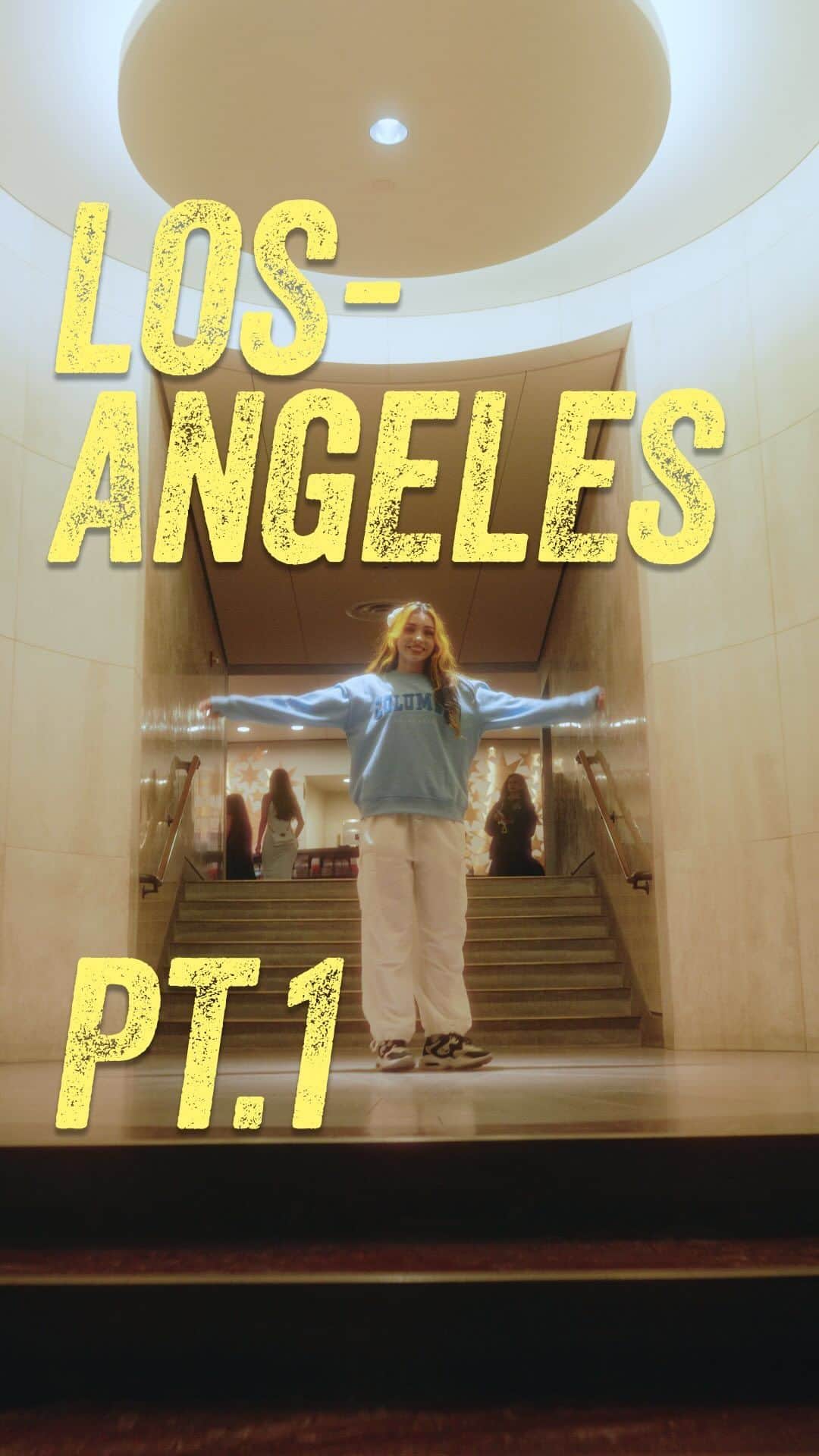 バレンティナ・アコスタ・ギラルドのインスタグラム：「Finally got to explore L.A. better 🥹✨ last time (and basically the only time) I had the opportunity to explore the city, was back on October 2021, and it just looks soooo different. There’s life back in the streets! ✨ I love touristy places bc it’s just exciting to see a lot of people having fun and experiencing stuff 💖 lol Idk why, but I always enjoyed that. And I was one of them too, having fun and exploring with my family 🫶🏻   Thank you honey for creating this 🥹✨ you always turn silly dances and random trips into cool masterpieces. @jtranyo 📷 ILY 💖」
