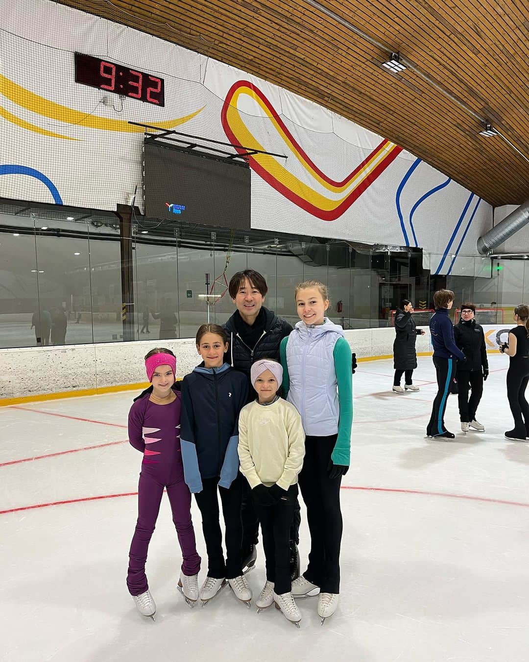 ケルシュティン・フランクのインスタグラム：「A little late but better than never - a part of the Team was able to attend a camp in the Czech Republic 😊 a big THANK YOU to Dagmar Toulova and everyone involved for organizing such a great camp! The kids loved it and it was such a great input for all of them 🫶🏼  Summer has officially started - can’t wait to see the improvements the next few weeks will bring 🤩  #figureskating #summercamp #summertraining #hardworkpaysoffs #motivation #lovemystudents」