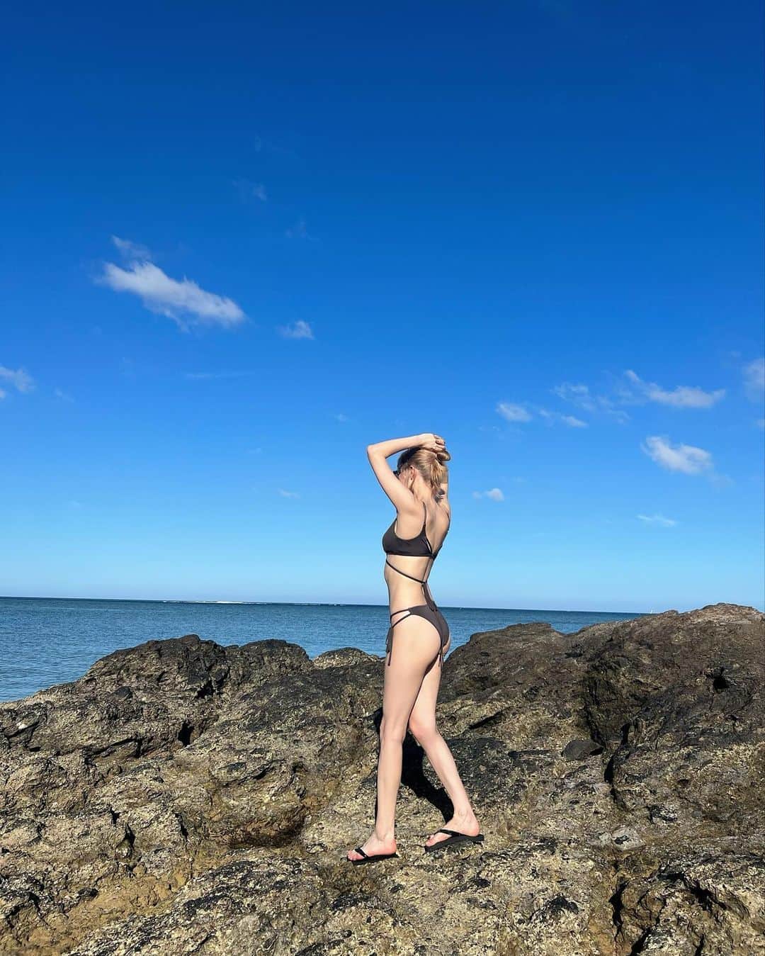 山本ソニアさんのインスタグラム写真 - (山本ソニアInstagram)「👱🏼‍♀️💫  コードビキニのカーキの色合いマットでソフトな触り心地がラブ🫶🏻  沖縄で美味しいご飯食べすぎたな🤭🍑  #swimwear #okinawa #familytime #familytrip #bikini #水着コーデ #ビキニ」7月5日 19時42分 - soniann0505