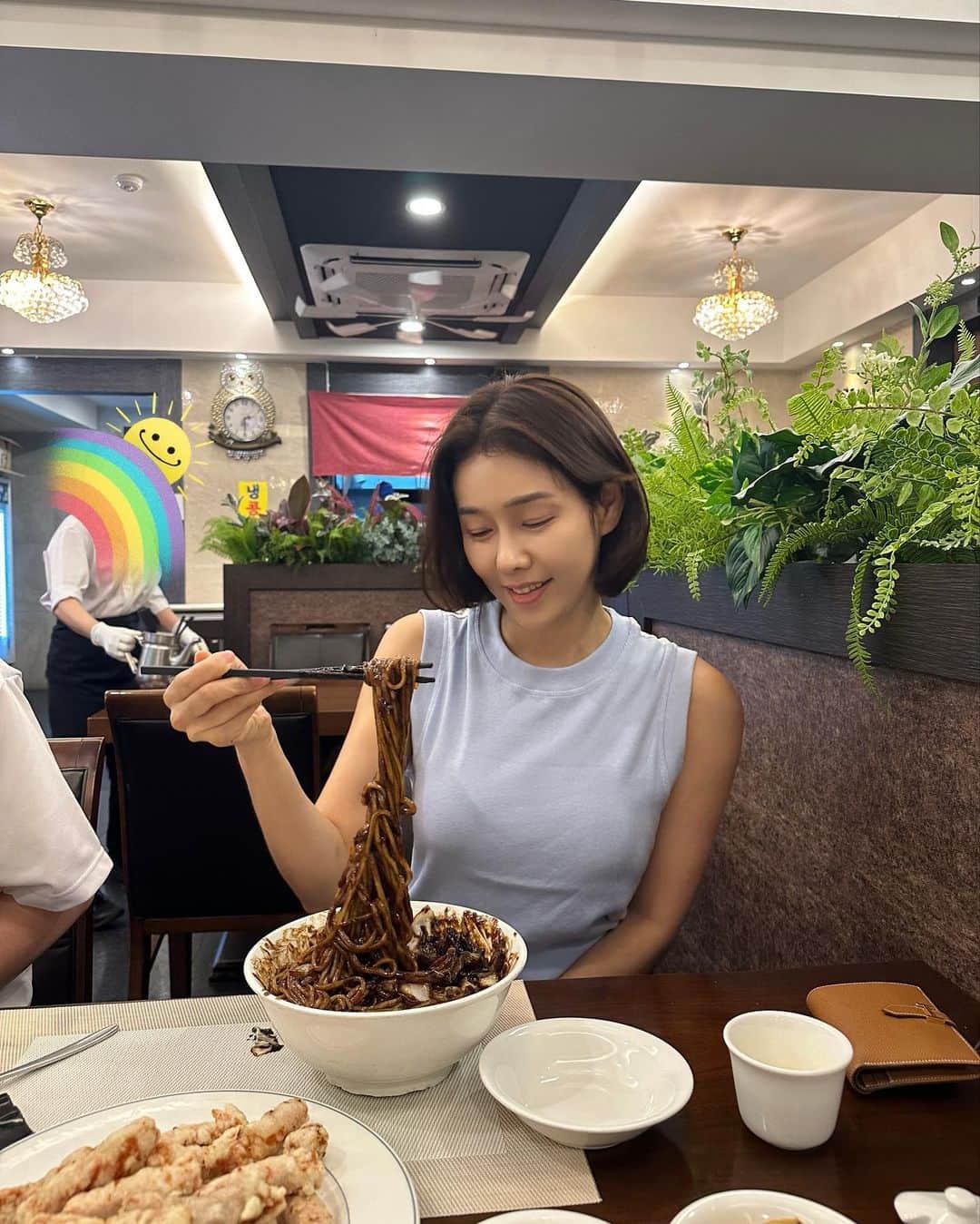 パク・タミのインスタグラム：「- 이벤트 오픈하는 날은 언제나 정신없지만, 오늘은 말못할 내부 상황들까지 해결해야 했기에.. 정말.. 직원 모두 각개전투 모드로 초집중 열일 또 열일!!  보통 회사원들 아침 안먹고 출근하잖아요. 얼마나 배가 고프던지.. 두시까지 쫄쫄 굶고 늦은 아점을 중국집으로 갔는데.. 얼마전 <마당이 있는 집> 자장면 장면을 보며, 평소 잘 안 먹는 메뉴임에도 그리 먹고 싶더니 오늘.. 드디어. '나는 자장면 곱배기!!' 조금 나눠주긴 했지만, 거의 혼자 흡입. 자장면이.. 이렇게 맛있는거였나??  왜 어제 비 정말 많이 왔잖아요~ 아이들 라이드하느라~ 저녁 내내 왔다갔다~ 나중엔 우산 포기하고 뛰어다닐 정도로 쏟아졌던 비.. 오늘 차를 보니 세상... 너무 깨끗한거예요. 세차한것처럼!!! 너무너무 기분이 좋은거예요~~!!  오늘의 소확행중 하나!!!」