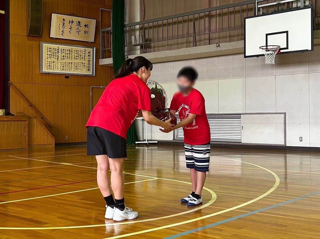 山本麻衣さんのインスタグラム写真 - (山本麻衣Instagram)「. . 今日は自分の母校である中村小学校の150周年記念にお招きいただきました。  子供達と楽しく交流ができとてもいい時間が過ごせました☺️  ありがとうございました‼︎  #中村小学校 #150周年」7月5日 19時36分 - mai.y_23