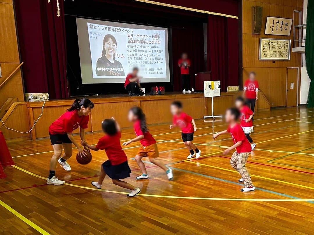 山本麻衣さんのインスタグラム写真 - (山本麻衣Instagram)「. . 今日は自分の母校である中村小学校の150周年記念にお招きいただきました。  子供達と楽しく交流ができとてもいい時間が過ごせました☺️  ありがとうございました‼︎  #中村小学校 #150周年」7月5日 19時36分 - mai.y_23