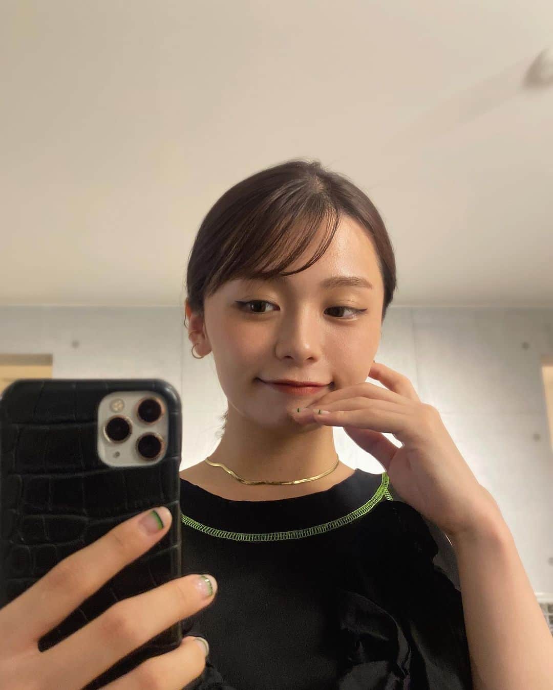 足立佳奈のインスタグラム：「最近は、 アイライン上げめで、 まつ毛は何もしないのがポイント👨🏻‍🍳  #突然のメイクポイント笑」