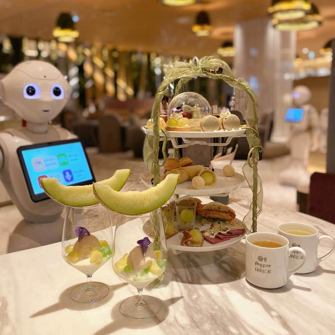 のインスタグラム：「♡ * フルーツの中でも特に好きなメロン🍈 * そんなメロン好きにはたまらない 東急プラザ渋谷 Pepper PARLORの 静岡県産マスクメロンのアフタヌーンティーへ 行ってきました🫖 * 旬のメロンをテーマに、 スイーツやセイボリーが盛りだくさんの この時期にしか食べれない至極のアフタヌーンティー🍈 静岡県！ってのがポイント♡ * 生のメロンがたくさん使われてるのがうれしいし、 マスクメロンがのった贅沢パフェはもう最高♡ * ソファ席でゆっくりとペッパーくんとの時間も楽しみながら、素敵なひとときを過ごせました！ 1テーブル1ペッパーくんで、周りの方たちもみんなペッパーくんと遊んでました♫ * メロンのアフタヌーンティーは7月末まで！ 女子会やデートにもおすすめです🫖 * * @pepperparlor  #ヌン活 #アフタヌーンティ #渋谷グルメ巡り #渋谷スイーツ #推し活 #メロン  PR #pepperparlor #渋谷女子会 #ペッパーカフェ #ペッパーくん」