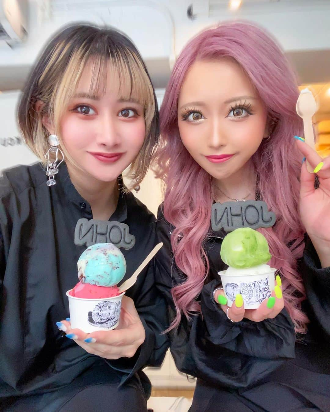 Yukariさんのインスタグラム写真 - (YukariInstagram)「🩷 🩷 🩷 こんばんはすいよび🦄🍬☁️ 今日は風が気持ちよかった〰️！ 風があれば暑くても許せる🐶❤︎ . いつかの写真載せてなかったやつ📸💕 まだ髪の毛めっちゃぴんくだ👩🏽‍🦰🌺 ここのアイスまた食べたいな🫶🏽 . そんなことより！今日は大好きな くったんのお誕生日🎂なんです😘🎉🎈 おめでとう大好き愛してる👩🏽‍❤️‍👩🏽💋 . また改めてお祝いしよう🥂𓈒𓂂𓏸 わたしの相方ちゃんこれからも 末長くよろしくねぇ〜らぶゆ〜🫂🩷💜 . . #johnsicecream  #brosstokyo  #中目黒  #中目黒カフェ  #中目黒グルメ  #中目黒美容室  #中目黒散歩  #アイスクリーム屋さん  #アイスクリーム部  #ジェラート屋さん  #ジェラート  #nakameguro #ブラックコーデ  #オールブラックコーデ  #シミラールックコーデ  #リンクコーデ  #親友とデート  #ぎゃる  #ぎゃう  #ギャル  #ピンクヘアー  #ピンクヘアカラー  #gal  #gyaru」7月5日 19時38分 - xxsonchanxx