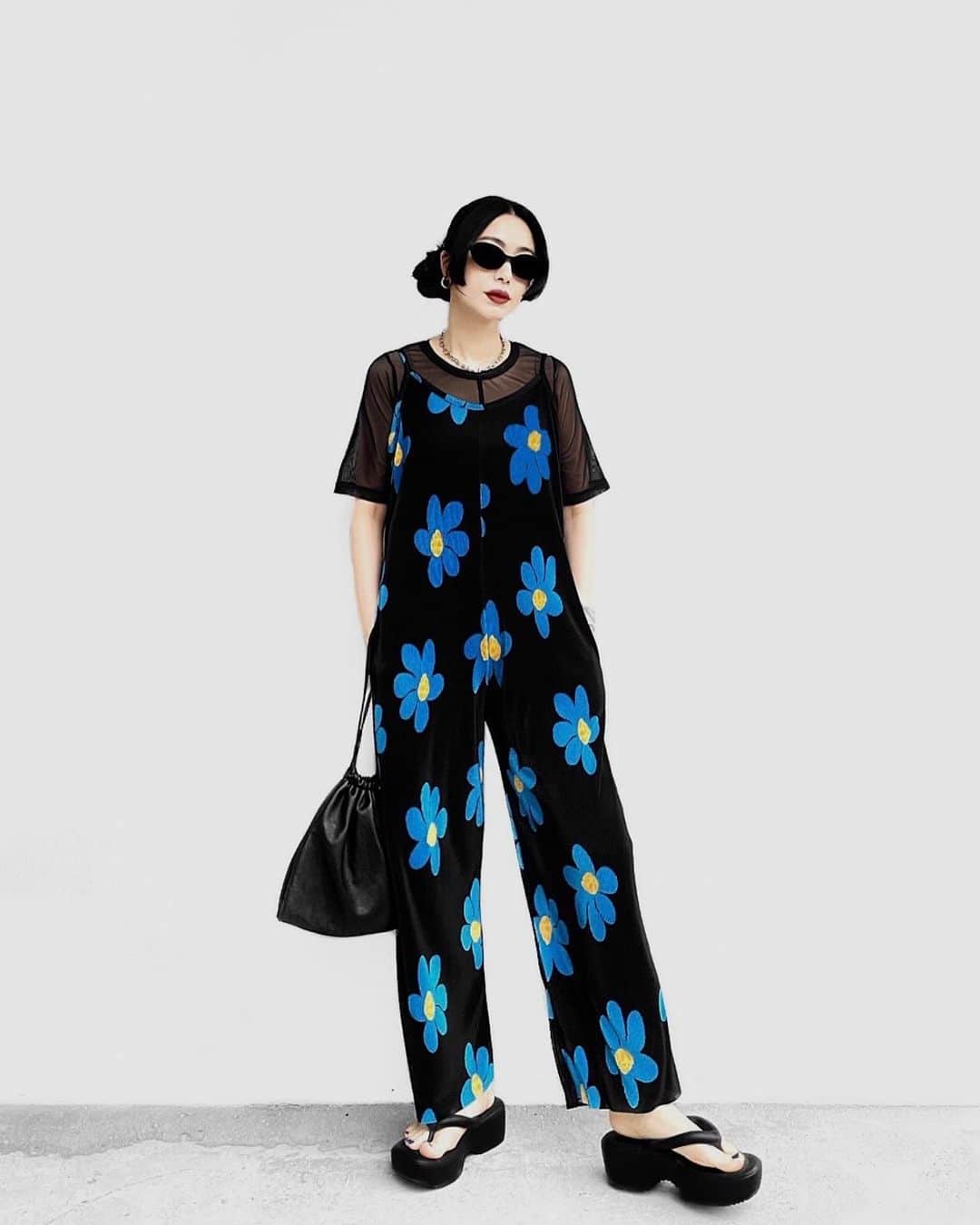 lve_xxxxのインスタグラム：「. . 2023.07.09発売 Ai  select ( @lveu.official )  ▪️ Flower pleated cami rompers  ブルーの花柄が特徴的で 一枚で主役になるロンパース。  インナーにはTシャツやタンクトップを レイヤードするのがおすすめ。  ベアトップを仕込んでロンパース 一枚できていただくのもかわいいです♪  ゆったりしたサイズ感で 着ていて楽ちんなのもうれしいポイント◎   ▪️ Center seam see-through T-shirt  フロントのセンターシームが ポイントのシアートップス。  インナーにはキャミソールや ブラトップを合わせて ヘルシーに肌見せするのが◎  伸縮性があり着心地もよく 快適に着ていただけます。  オールインワンや ワンピースのインナーとしても。  トップスとしてもボトムを選ばず お使いいただける着回し抜群の アイテムです。  .」