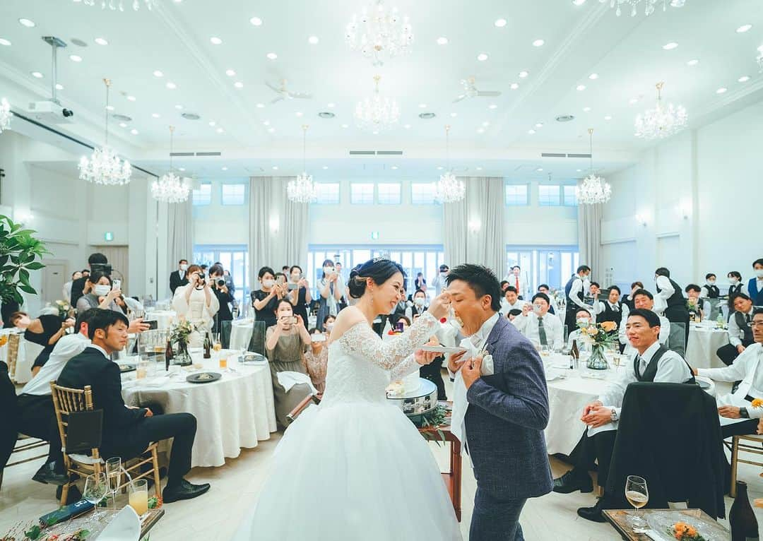 アールベルアンジェNagoyaさんのインスタグラム写真 - (アールベルアンジェNagoyaInstagram)「大好きな人と一緒に創る結婚式💐  どんな結婚証明書にしようか どんな誓いの言葉にしようか どんなお花にしようか…  アールベルアンジェ名古屋では おふたりの想いを一からカタチにし おふたりだけの結婚式をお創りする お手伝いをしております✨  ㅤㅤㅤㅤㅤㅤㅤㅤㅤㅤㅤㅤㅤ#アールベルアンジェ名古屋 #愛知結婚式 #名古屋結婚式 #新郎新婦 #結婚式 #アールベルアンジェ名古屋スタッフ #演出 #結婚式演出 #新時代 #新時代wedding #新しいwedding #新しい結婚式 #ゲストと楽しむウェディング#テーマウェディング#リングピロー#指輪#持ち込みアイテム#デザートビュッフェ#サプライズ#ウェルカムスペース#ウェルカムスペース装飾 #ウェルカムスペースアイテム#bbq #夏の演出#夏の演出にピッタリ #ビールサーブ#ビールサーブラウンド」7月5日 19時40分 - art_bell_ange_nagoya