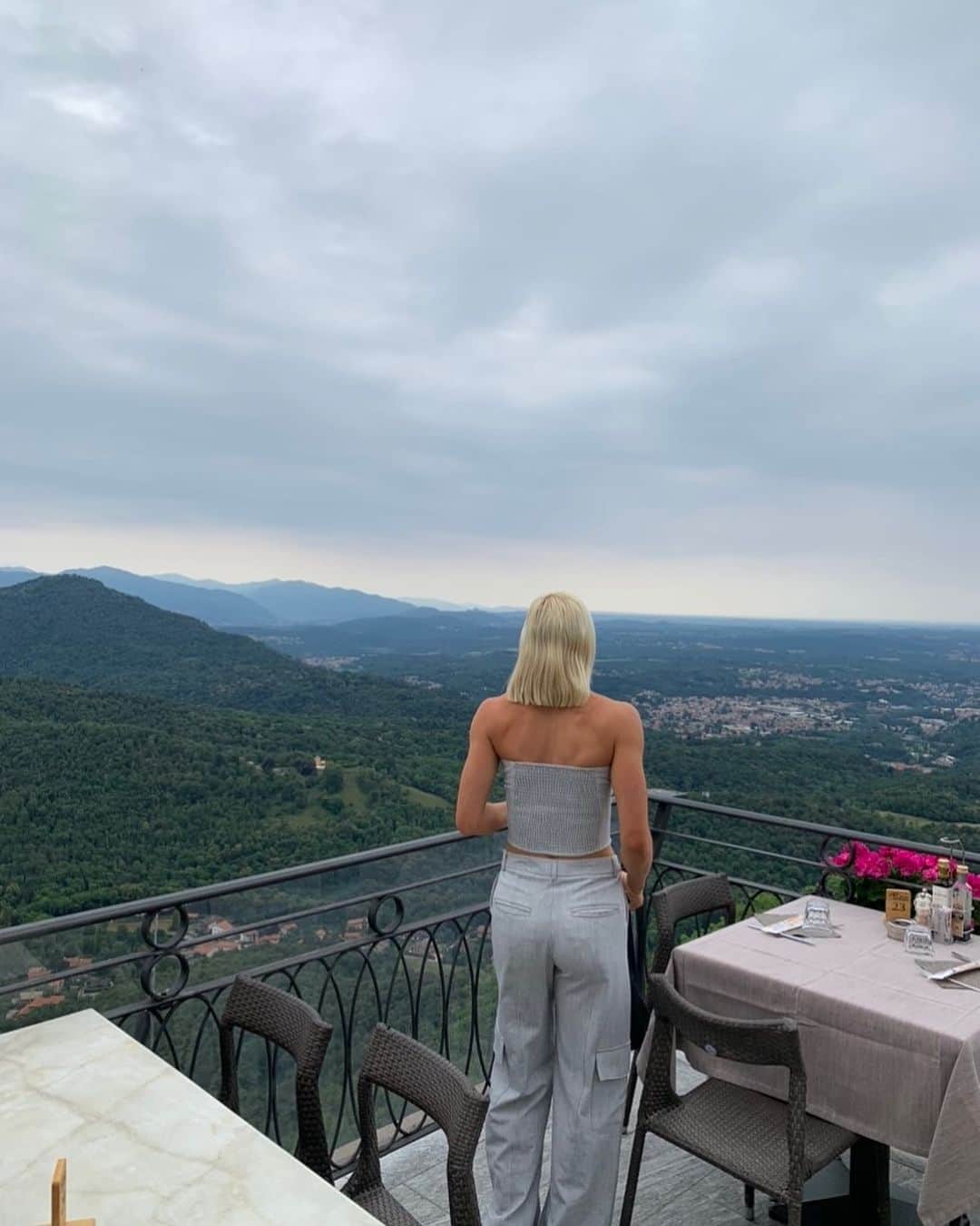 エラ・コノリーのインスタグラム：「ciaooo italy, u pretty 🌙」