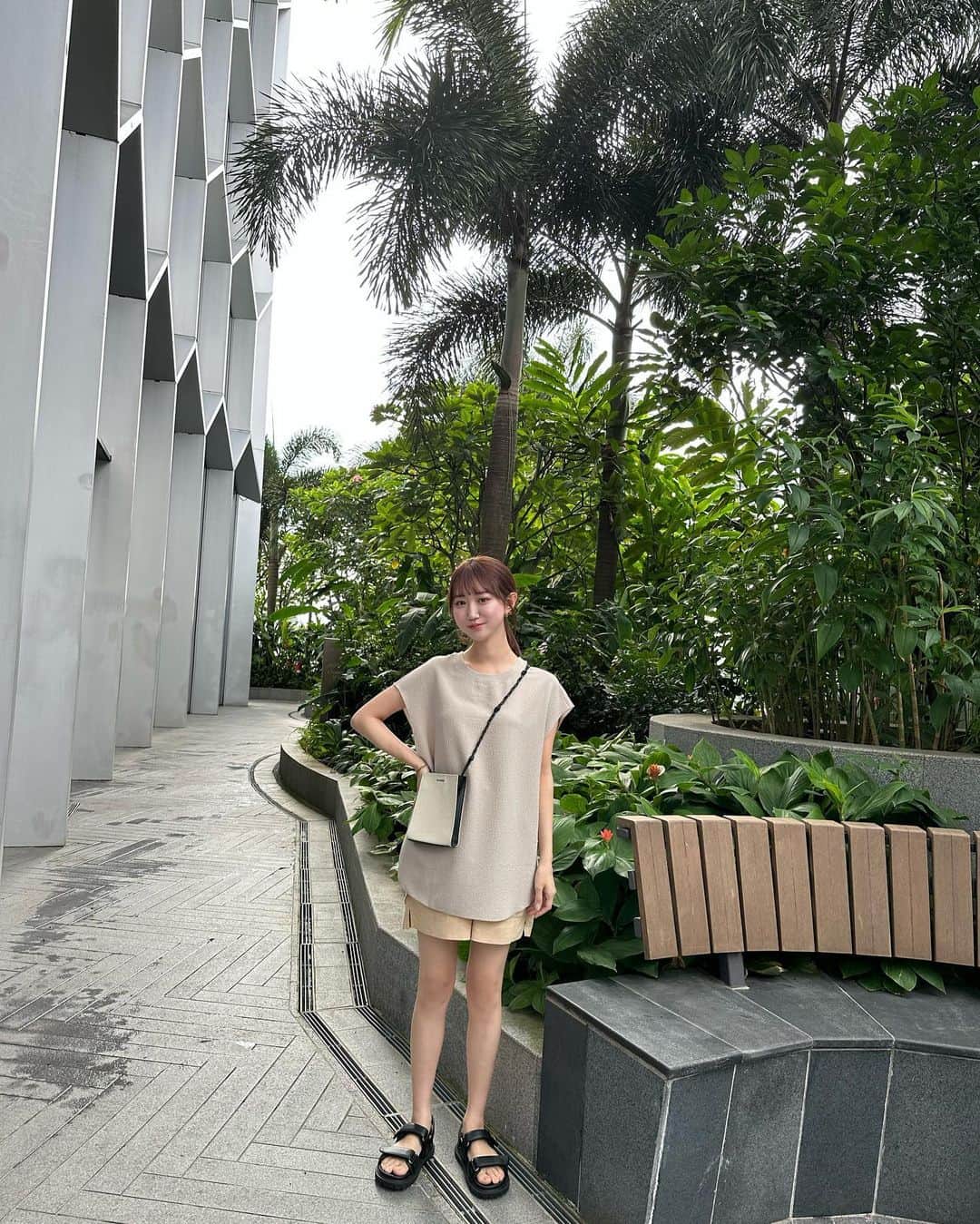 Ayanaさんのインスタグラム写真 - (AyanaInstagram)「シンガポール旅行でのおようふく①🧺 ⁡ classical elfのトップス + GAPのリネンショーパン ⁡ 肌にまとわりつかないさらっと素材だから 気候が暖かい場所ぴったりだった♡♡ こういうシンプルで楽なトップスがあると便利だよ🫶🏻 フレンチスリーブで二の腕すっきりして見えるでしょ🦁笑 ⁡ tops : @classicalelf_official grayish beige / L  pants : #GAP ⁡ ⁡ ⁡ #プチプラ #プチプラコーデ #骨格ナチュラル #クラシカルエルフ #classicalelf #エルフコーデ #タイアップ #java #ジャバ #uniqlo #gu #zara #ユニクロ #ジーユー #ザラ #zozo #zozotown #zozo購入品 #zozotown購入品 #カットソー #フレンチスリーブ #ラウンドカット」7月5日 19時47分 - naalunlun