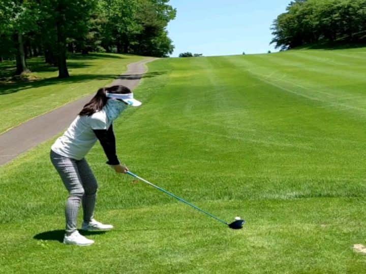 佐々木実季のインスタグラム：「この時期は本当に緑が綺麗🌳 写真で見てもすごく綺麗だよね✨ 暑いの嫌だとか言いながらゴルフ行きたくなってる⛳（笑）毎日ゴルフしたい😆 　 #夏ゴルフ #夏ラウンド #とちおとめソフト #ゴルフ #ゴルフ大好き #ゴルフ女子 #🏌#ゴルフ上手くなりたい #ゴルフ好きな人と繋がりたい #ゴルフ女子と繋がりたい #golf #lovegolf #千成ゴルフクラブ」