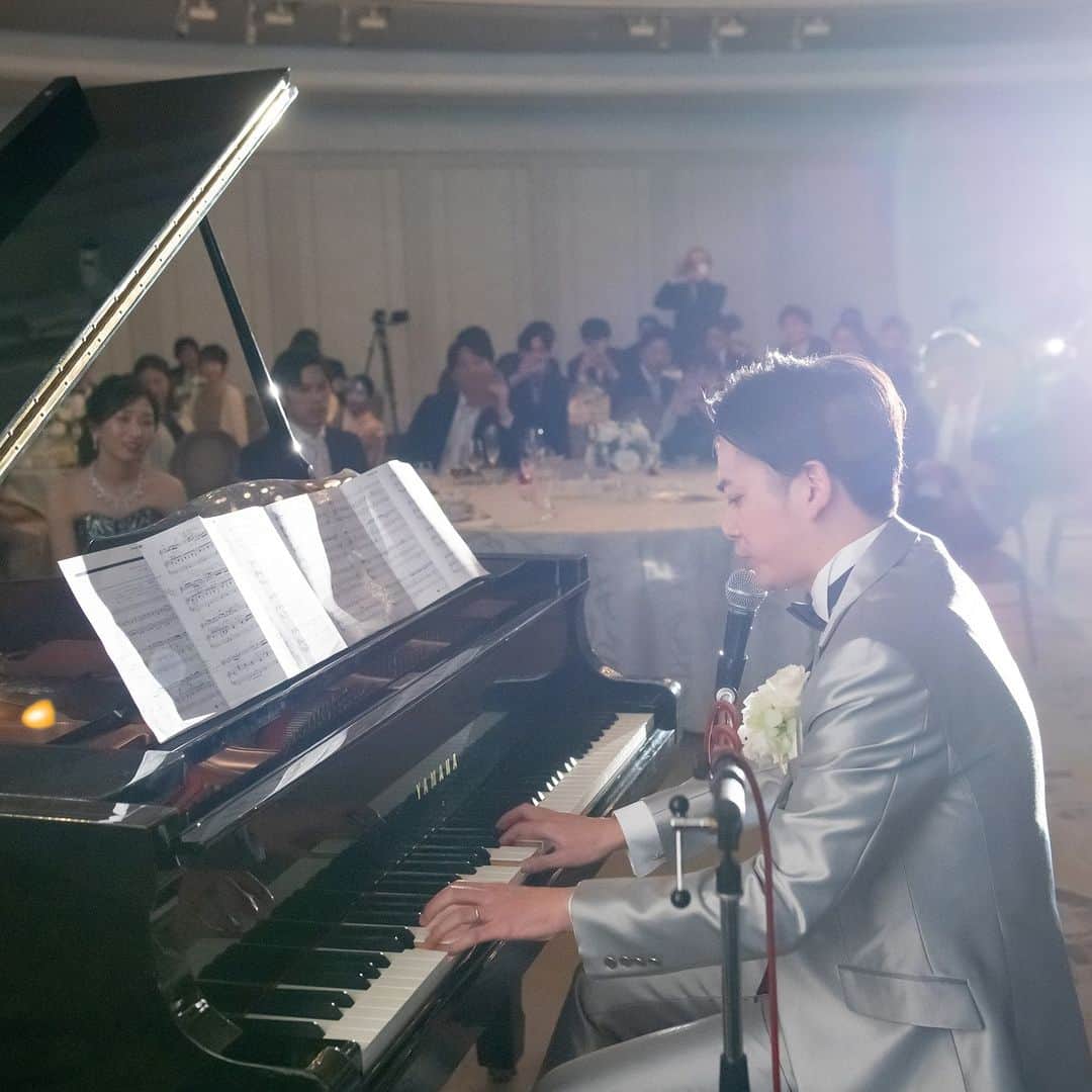 ホテル椿山荘東京ウエディングさんのインスタグラム写真 - (ホテル椿山荘東京ウエディングInstagram)「❤  披露宴演出で ご新郎がピアノ弾き語り🎹 …………………………………… 会場は大盛り上がり♪  ご新郎は、この結婚式にも参列されている、 元上司の方にピアノの手ほどきを受けたそうです。 ご新婦に喜んでもらおうと、 この日のために一生懸命練習を重ねました。  最後はサプライズも兼ねて、 ご新婦に99本のバラの花束🌹をプレゼント。 99本のバラには「永遠の愛」 という意味が込められてます。  TOKYO RESORT WEDDING 東京には、ひとを祝福する森がある。 ----------------------------------------------- @hotelchinzansotokyo_wedding のアカウントを タグづけ＆ #椿山荘花嫁 にてご投稿いただいた方より ステキなお写真✨をご紹介させていただきます。 皆さまのご投稿をお待ちしております ------------------------------------------------  #ホテル椿山荘東京ウエディング #ホテル椿山荘東京 #椿山荘結婚式 #東京リゾート #東京リゾートウエディング #tokyoresortwedding #東京花嫁 #関東花嫁 #ウェディングフォト #ウェディングレポ  #ホテルウエディング #プレ花嫁 #結婚式場探し #花嫁 #卒花嫁 #2023花嫁 #大人花嫁   #ホテル披露宴 #ホテル挙式 #披露宴会場  #披露宴  #披露宴演出 #余興 #ピアノ演奏 #新郎サプライズ #花束贈呈 #99本のバラ  #ウエディングドレス #クチュールナオコ」7月5日 20時00分 - hotelchinzansotokyo_wedding