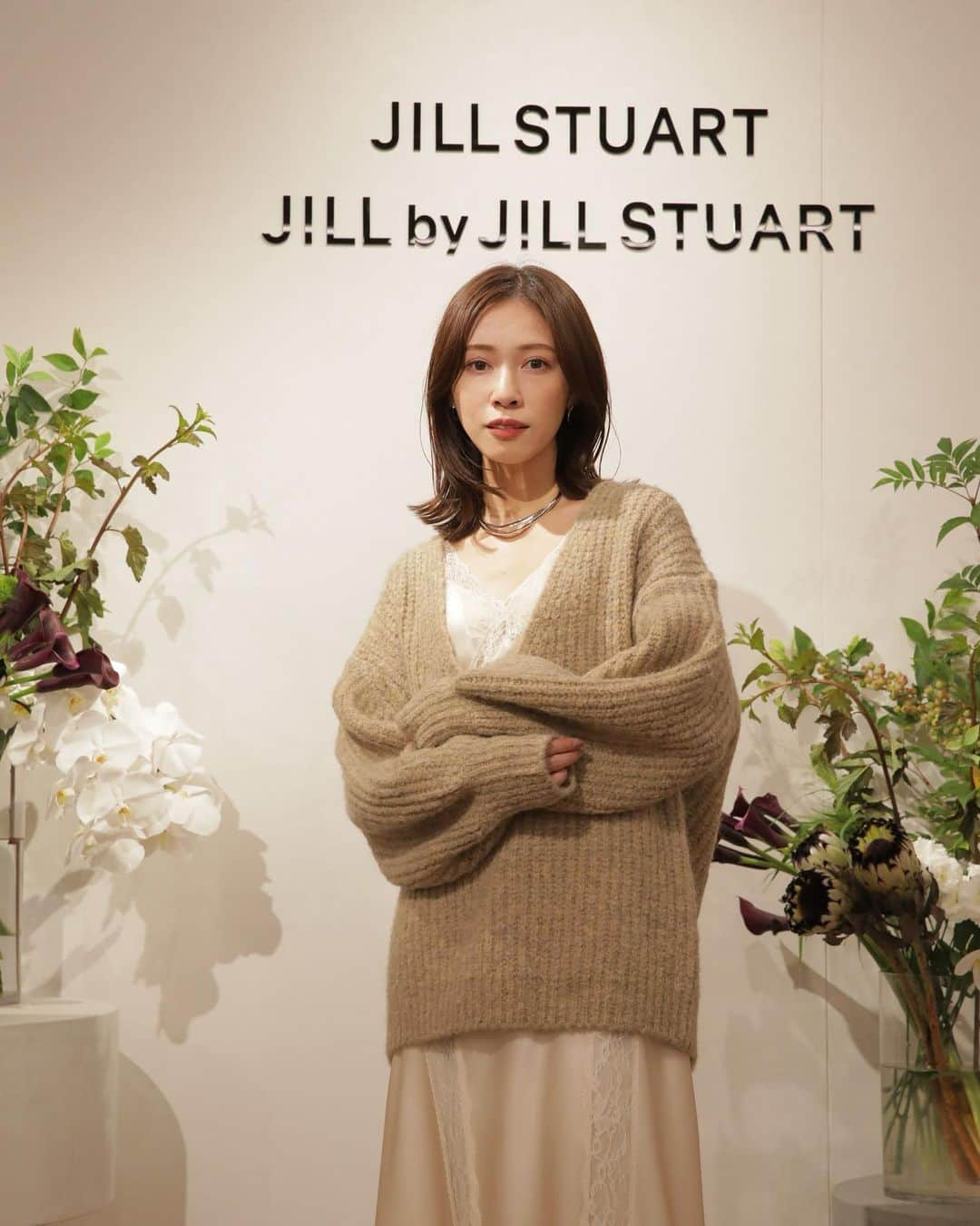 石黒美帆さんのインスタグラム写真 - (石黒美帆Instagram)「リブランディング後初の @jillstuart.jp AW collection へ🍁 ⁡ 大人で繊細なジルらしいフェミニンアイテムに モードっぽさやヴィンテージ感もあって 本当に素敵だったなぁ。。♡  セットアップもコートも‥ 一癖あっていいよね🥺  今日から先行販売しているみたい！ どれも可愛くて私もまだオーダー迷ってます💭 ⁡ ⁡ #JILL_23AW#JILLSTUART#ジルスチュアート#AW展示会 ⁡ ⁡ #ファッション#きれいめコーデ#シンプルコーデ#アラサーコーデ#30代コーデ」7月5日 19時59分 - miho_ishiguro