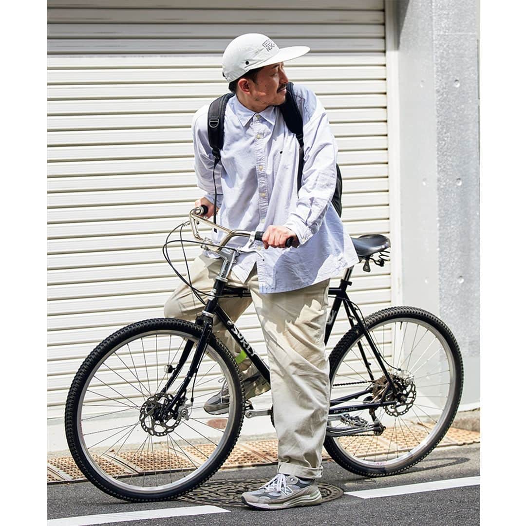 UOMOさんのインスタグラム写真 - (UOMOInstagram)「【大人が取り入れたい夏服のトレンド＃05】 おしゃれ上手が実践する「自転車スタイル」の正解3選  “事件”は街で起こっていた！　ストリートで見つけたこの夏の新しいトレンドとワクワクするような自由な着こなしをお届けします。  ■小坂憲太郎さん（PR） 「深緑色のラレーのフレームに合うシャツを。スケーターっぽくまとめましたが、足元は革靴でミスマッチなくらいがいい」  ■岡田浩典さん（美容師） ゆったりとしたシティスタイルで富ヶ谷を走る岡田さん。「今日は休みですが、これから妻とご飯なので久々にシャツを着ました」。通勤にも使っているサーリーのカスタムバイクでストリートっぽく。  ■今井丈さん（販売） 「自転車に乗るときはやっぱりショーツが気持ちいいです。クラシカルなクロモリフレームには気負わない装いがいい」。ナイキの「ターミネーター」と、ソックスの丈のバランスも絶妙だ。  #夏服のトレンド #自転車 #スナップ #uomo #uomo_magazine #webuomo」7月5日 20時00分 - uomo_magazine