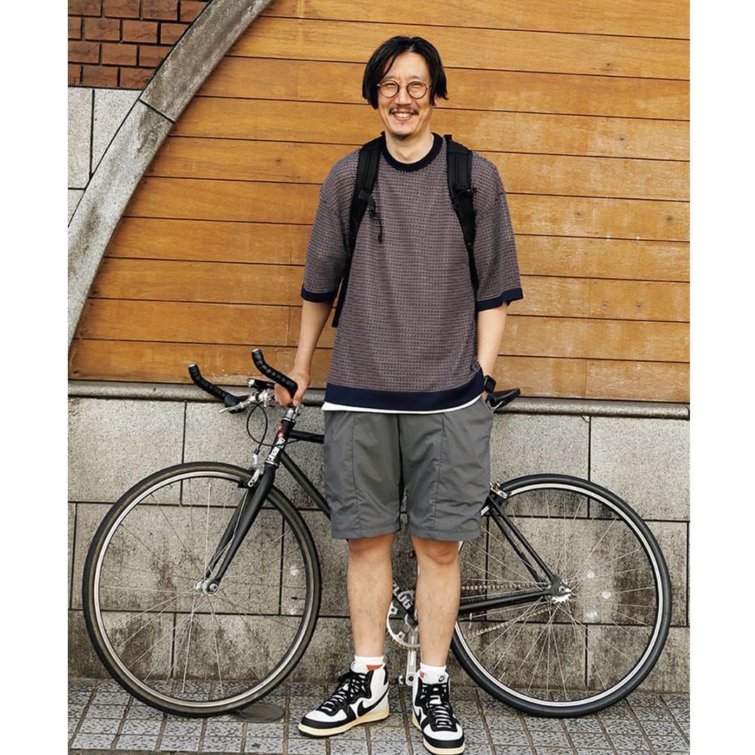 UOMOさんのインスタグラム写真 - (UOMOInstagram)「【大人が取り入れたい夏服のトレンド＃05】 おしゃれ上手が実践する「自転車スタイル」の正解3選  “事件”は街で起こっていた！　ストリートで見つけたこの夏の新しいトレンドとワクワクするような自由な着こなしをお届けします。  ■小坂憲太郎さん（PR） 「深緑色のラレーのフレームに合うシャツを。スケーターっぽくまとめましたが、足元は革靴でミスマッチなくらいがいい」  ■岡田浩典さん（美容師） ゆったりとしたシティスタイルで富ヶ谷を走る岡田さん。「今日は休みですが、これから妻とご飯なので久々にシャツを着ました」。通勤にも使っているサーリーのカスタムバイクでストリートっぽく。  ■今井丈さん（販売） 「自転車に乗るときはやっぱりショーツが気持ちいいです。クラシカルなクロモリフレームには気負わない装いがいい」。ナイキの「ターミネーター」と、ソックスの丈のバランスも絶妙だ。  #夏服のトレンド #自転車 #スナップ #uomo #uomo_magazine #webuomo」7月5日 20時00分 - uomo_magazine