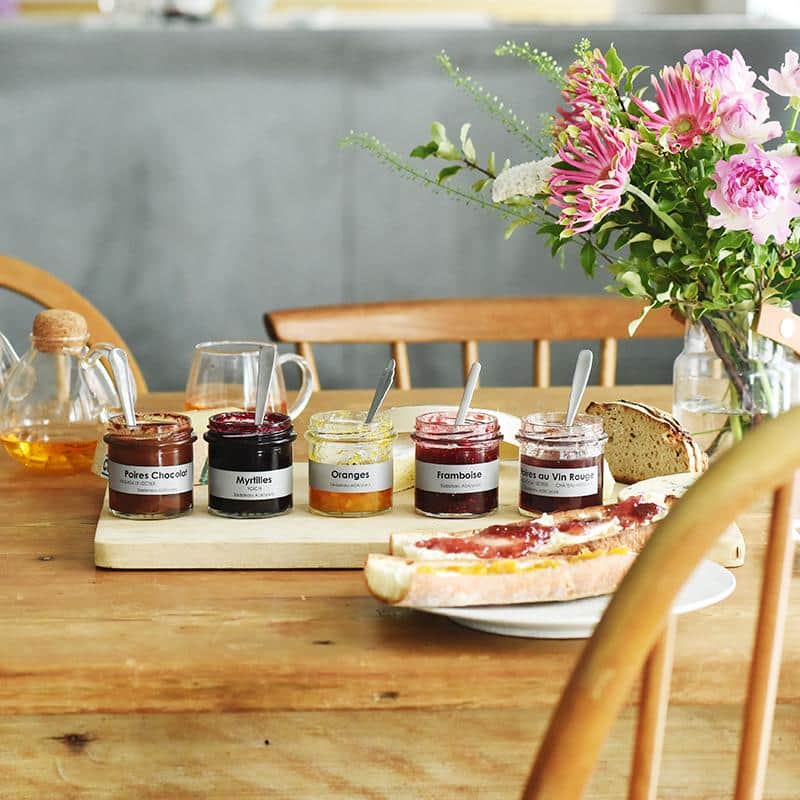 pâtisserie Sadaharu AOKI parisのインスタグラム：「ハナノヒ365days×サダハルアオキのコラボサブスクリプションお申込み受付中（花束の絵文字）  お花のサブスクリプションサービス「ハナノヒ365days」とサダハルアオキのコラボレーション 「お菓子に恋したお花たち　サダハルアオキのコンフィチュールコレクション」をご紹介します。  旬のフルーツを使ったアオキのコンフィチュールと 美しい季節のお花をセットにして月1回お届けするスペシャルなコースです。  ＿＿＿＿＿＿＿＿＿＿＿＿＿＿＿＿＿＿  ◆8月以降のお届け内容◆ ◇8月◇ 季節の花とコンフィチュール「レザン マスカット」  ◇9月◇ 季節の花とコンフィチュール「フランボワーズ シトロン エ シトロネル」 ＿＿＿＿＿＿＿＿＿＿＿＿＿＿＿＿＿＿  ＊旬のフルーツを使用するため、お届けする内容は変わる場合があります。 ＊お届けするパッケージは、予告なく変更になる場合があります。  詳しくは「ハナノヒ365days」（https://hana.com/products/sadaharu-aoki）　まで！」