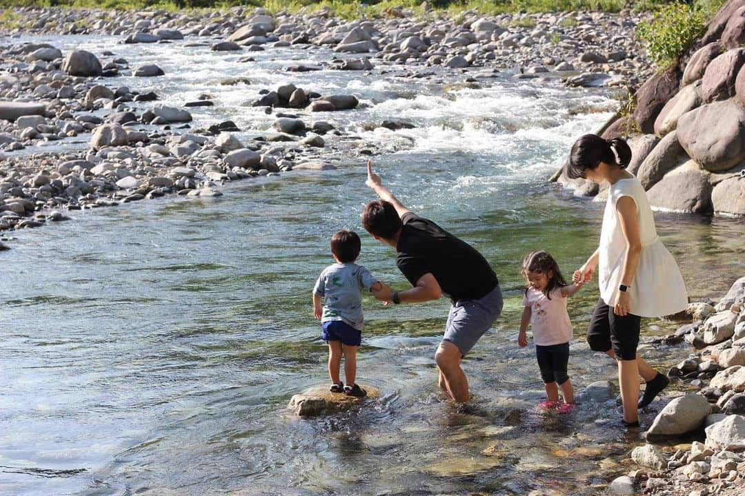 中曽根 康隆さんのインスタグラム写真 - (中曽根 康隆Instagram)「アウトドアの聖地、みなかみ町。  家族で弾丸1泊2日（グランピング泊）の旅。 アクティビティ詰め込めすぎたけど、最高の時間となりました。  ストライダーパーク、ジップレーン、虫取り、川遊び、温泉、BBQ、蛍鑑賞、SL機関車、朝食パンケーキ作り、ブルーベリーとさくらんぼ狩り、そして美味しいお蕎麦とトンカツと。。。  大自然に包まれて、汗かきっぱなしの子どもたち。  地元にこんな場所がある事が幸せ。  家族連れでも、友達とでも。 絶対楽しめる場所、みなかみ町。」7月5日 20時00分 - yasutaka_nakasone