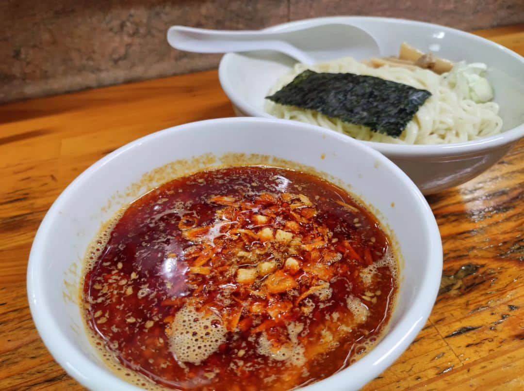 つけMen野郎のインスタグラム：「たまり醤油のラー油つけ麺 一条流がんこ 十一代目 行徳がんこの限定メニュー。気になって久しぶりの行徳。いつもだったらスペシャルトッピングするところだけど自重。ラー油は味噌つけ麺で提供しているが、同じ見た目で辛そうに見える。が、しかし辛味は抑えられていて、たまり醤油の甘みが先行する味わい。魚介出汁が効いたスープをベースに、フライドオニオン等のサクッとした食感をアクセントとする。さりげなくミンチが端々で現れ、うまさを引き上げている。久しぶりの十一代目おいしかったす。」