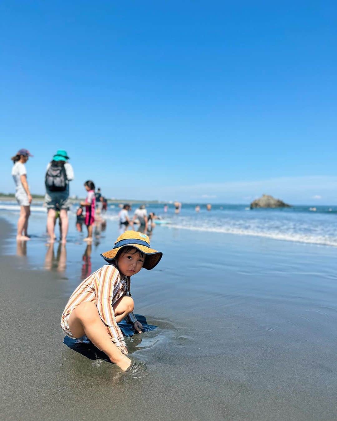 忍舞のインスタグラム：「夏の思い出2023  友達の彼の実家に👦🏾🐶連れて お泊まり会  唯一の子供と犬だったから みんなが遊んでくれて 2人ともすんごい楽しそう✨ わたしはゆっくり飲めましたw  写真が乾杯で持ってった ビーツのビールの写真しかないww  朝起きたら @taueaya のおにぎりとお味噌汁という最高のおもてなし  からの みんなでカフェに  からのみんなとはバイバイして 海行きたいと前日からずっと言ってたので近くの大磯ビーチに🏖️ もっと深いところいってあげたかったけど 🐶抱っこしながらなので パチャパチャ程度にw  でもすっっごく楽しそうな笑顔で 二日酔いだけど来てよかったぁーとww  帰りは珍しく爆睡2時間w  楽しかったね♡ またいこうねー  @yudikosu @taueaya  ありがとー！！  #夏の思い出 #大磯ビーチ」