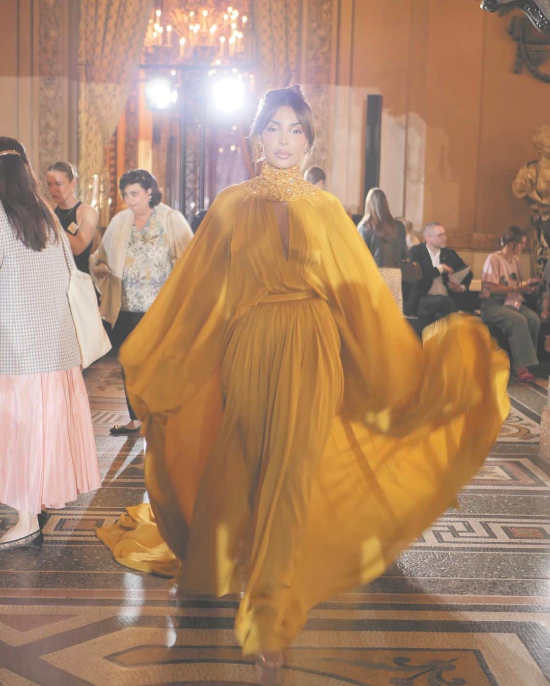 sananasのインスタグラム：「Un moment Haute couture au Palais Garnier  @stephanerolland_paris   #StephaneRolland #Hautecouture」