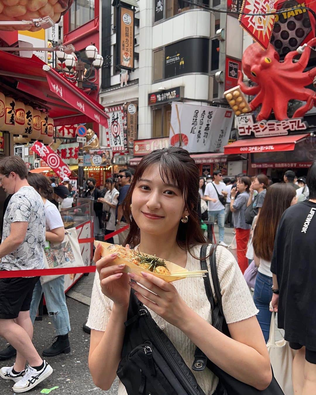 濱田よりかのインスタグラム：「osaka🫶🐙 . わなかのたこ焼きがいちばん💗 . 道頓堀はめっちゃ混んでたけど新大阪にもわなかあったから新幹線乗る前にも食べた🫶 . 串カツも美味しかったなぁ👼 . . . . . #大阪 #大阪旅行 ##大阪グルメ #大阪たこ焼き #わなか #新大 #道頓堀 #osaka #osakatrip #japan #japantravel #takoyaki #doutonbori」