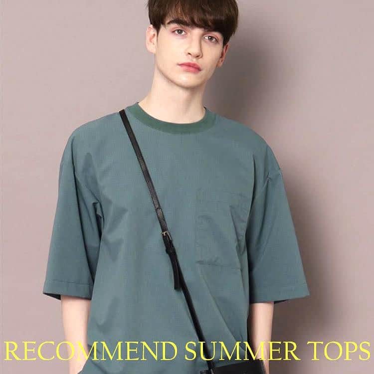 DRESSTERIOR_MEN_ドレステリアのインスタグラム：「. 【RECOMMEND SUMMER TOPS】  今すぐ着用できる夏のおすすめトップスをご紹介。 素材は驚くほど軽く、真夏でもサラッとした着心地の一着。 素肌に着用してもベタつきなくサラッとしている快適な生地は特殊技術により通気孔のある機能性ポリエステル素材、無数の小さい通気孔によるメッシュ素材によってしなやかさと撥水性、UVカット、防シワ、さらに洗濯可能な素材で仕上がっております。  🏷 エアードッツ Tシャツ ¥12,100(税込)  #dressterior #ドレステリア ⁡ ------------------------------------------- ⁡ ▪️dressteriorオフィシャルアカウント @dressterior_official ⁡ ▪️メンズ用アカウント @dressterior_men」