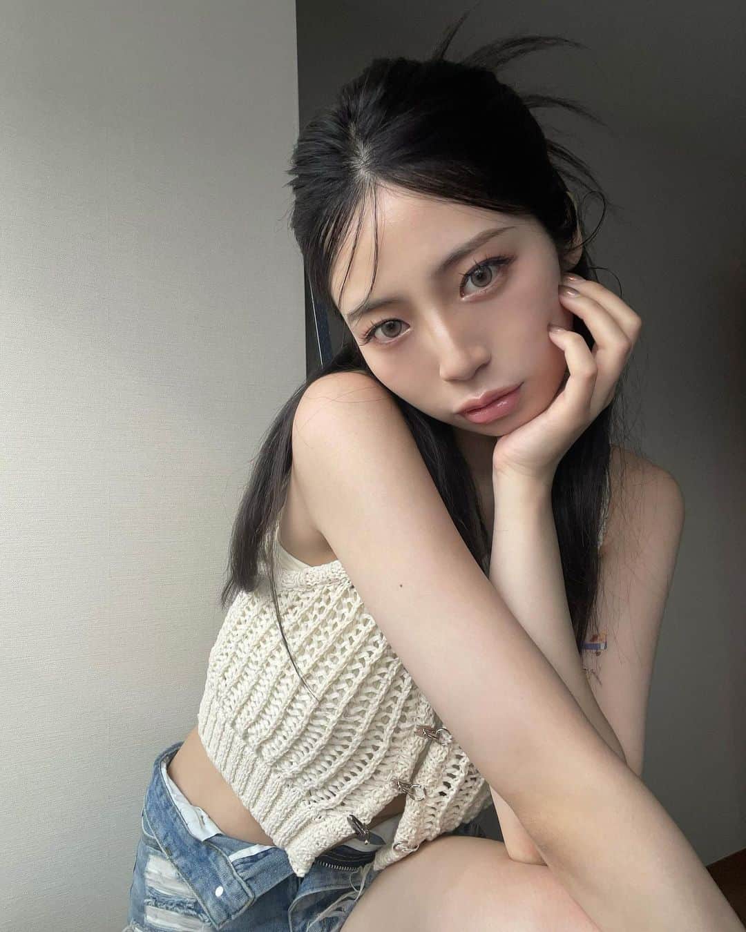原涼香のインスタグラム：「까치머리🖤 ハーフアップしてねじってテキトーにクリップでとめただけჱ̒⸝⸝•̀֊•́⸝⸝) ㅤㅤㅤㅤㅤㅤㅤㅤㅤㅤㅤㅤㅤ @hince_official_jp から新しくでてる クッションファンデが優秀🤍 メッシュ&マットクッションでシルキーな質感にしてくれます𖤐ˊ˗  48時間ヨレにくいので ㅤㅤㅤㅤㅤㅤㅤㅤㅤㅤㅤㅤクッションファンデあるあるな 夕方頃にくすんでくるあの現象ともさよならですー！♡ 是非つかってみてください🫶🏻 ㅤㅤㅤㅤㅤㅤㅤㅤㅤㅤㅤㅤㅤ ㅤㅤㅤㅤㅤㅤㅤㅤㅤㅤㅤㅤㅤ #hince #ブルークッション #メッシュマットクッション ㅤㅤㅤㅤㅤㅤㅤㅤㅤㅤㅤㅤㅤ」