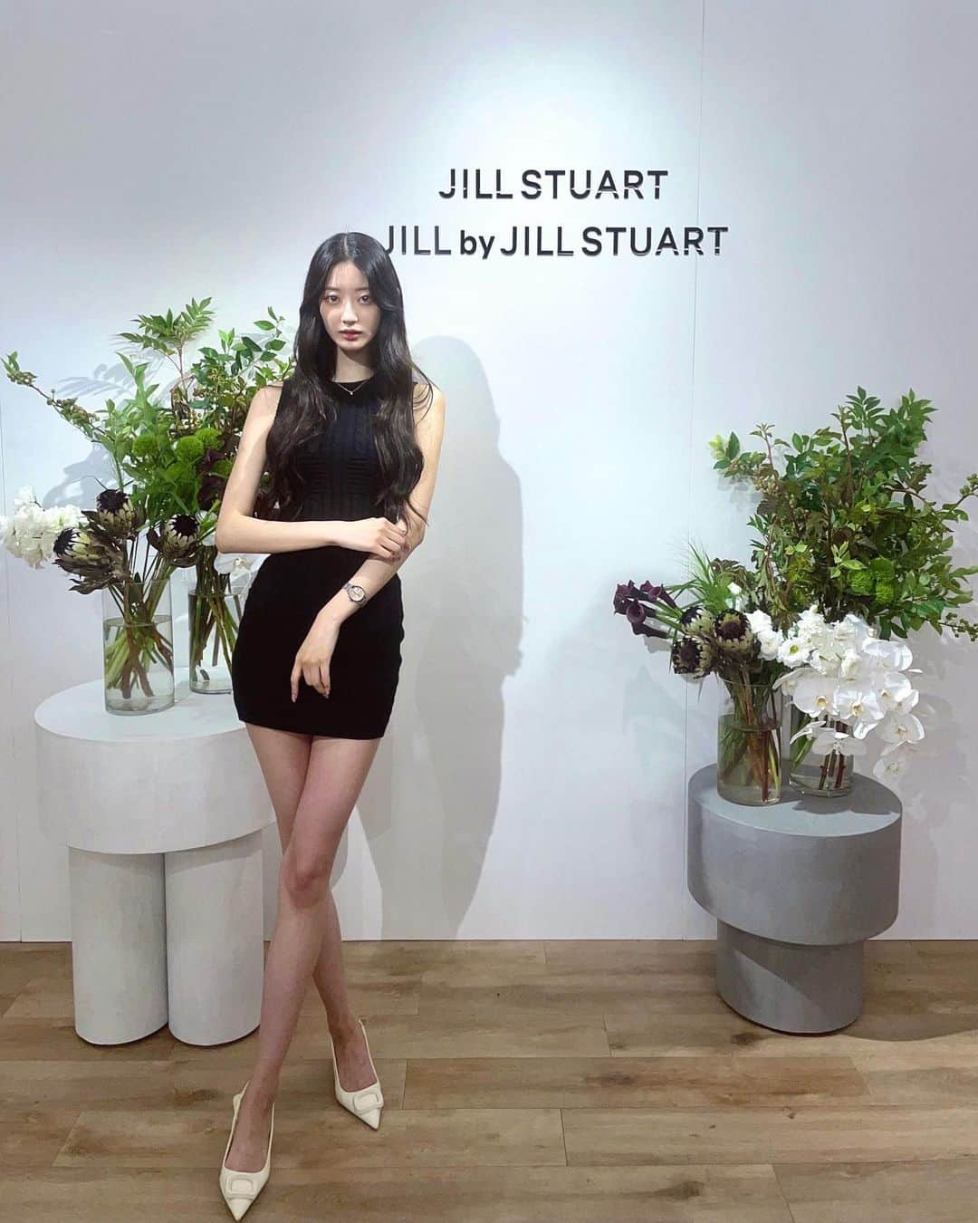 吉村花音のインスタグラム：「. @jillstuart.jp の展示会にお邪魔してきたよ🤍🤍 可愛いお洋服から大人っぽいモード系のお洋服まで揃っててめちゃくちゃテンション上がりました🎶 どれもめちゃくちゃ素敵で冬服着るのが楽しみ🤍  #jill_23aw  #jillstuart  #ジルスチュアート」