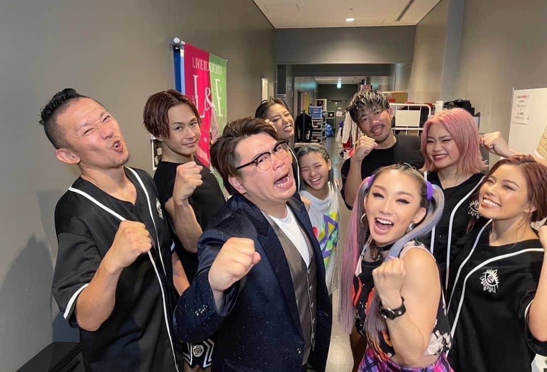 あしべのインスタグラム：「日曜日の出来事をツイートさせていただきます😆  公演後、楽屋前で待ち構えてはたのは··· あしべのものまねする偽物とんねるずさんです！！ ずっと『似てる〜』って言ってくださり  倖田來未さん、misonoさんにとんねるずさんのものまね褒められたのは一生の宝です💫  ダンサーのAkihiroさんが、本物の石橋貴明さんと地元が近い情報からずっと魂👊魂👊やってくれました😆  優しいみなさんのおかげで···したっ 魂〜👊　ペレっはいりました。  次回は上から木梨憲武さんで降りてきていいですか！？  ダメですか！？  #misono さん #倖田來未　さん #あしべ #ものまね #とんねるず　さん」
